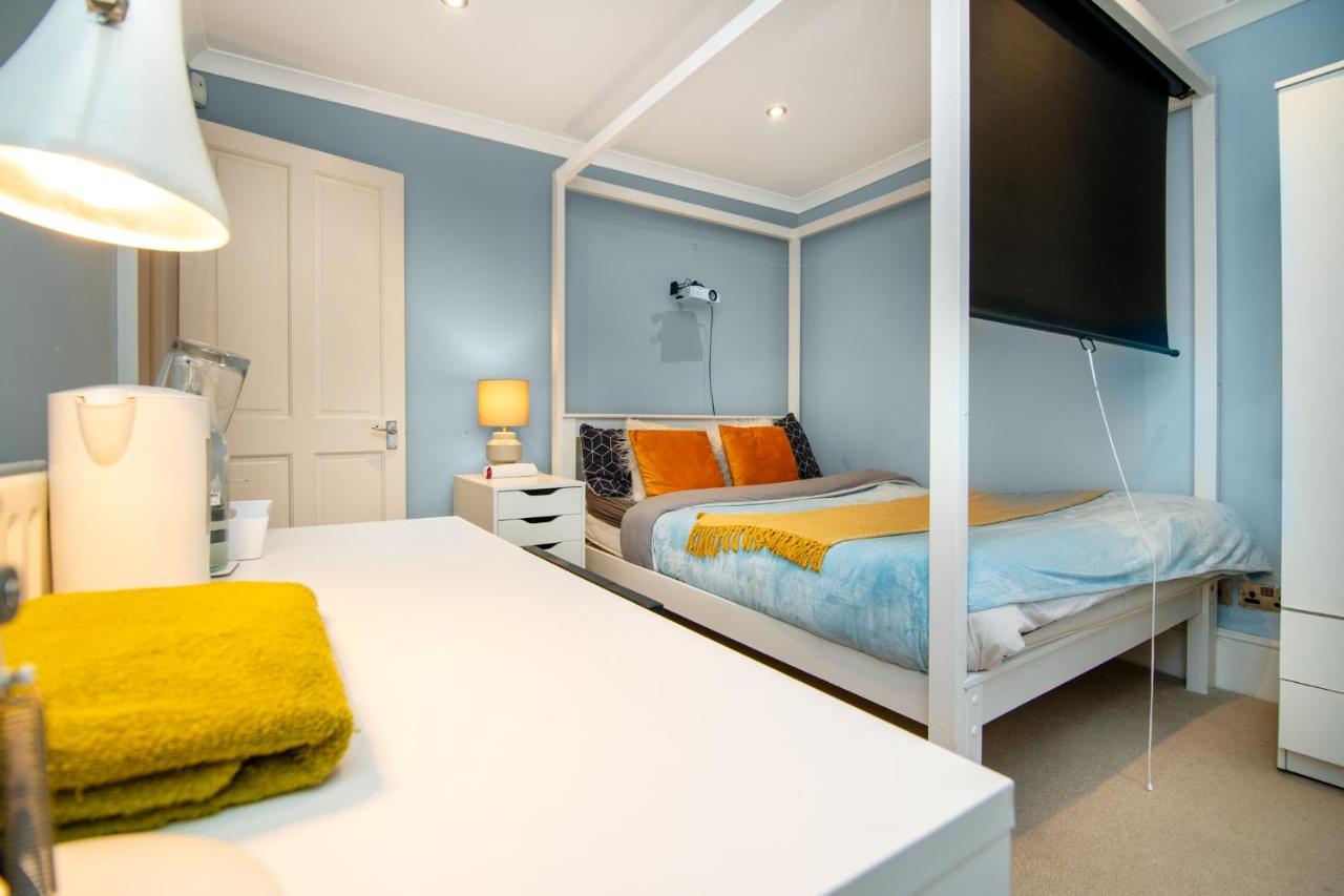 Double Room W/Projector & Garden Hot Tub London Exteriör bild