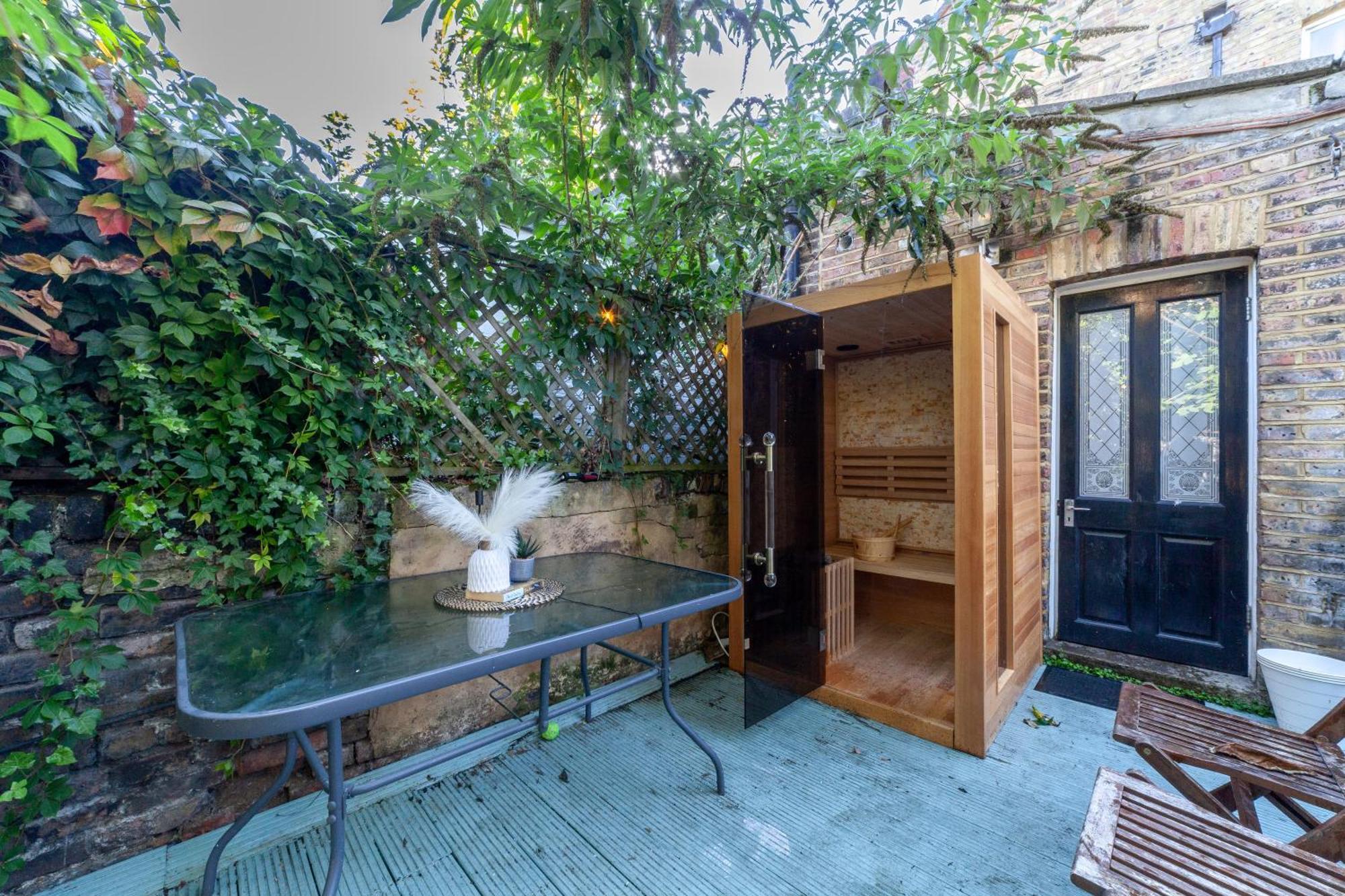 Double Room W/Projector & Garden Hot Tub London Exteriör bild
